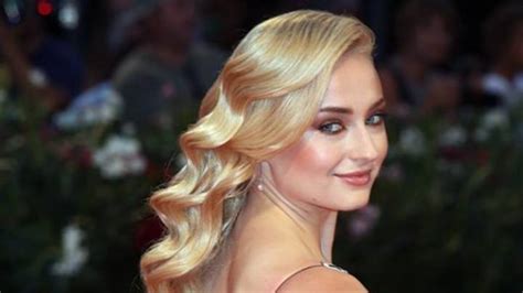 Sophie Turner, captada en topless durante sus。